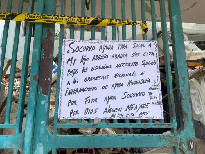 Padre espera maquinaria para rescatar a su hijo entre
