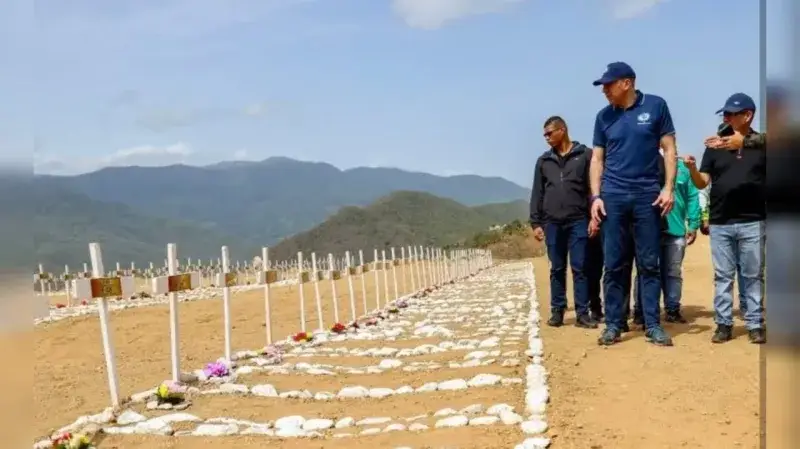 Larry Devoe inspecciona inhumaciones en La Esperanza tras sismos