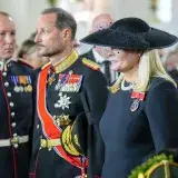 Noruega despide al rey Harald y corona a Haakon VIII