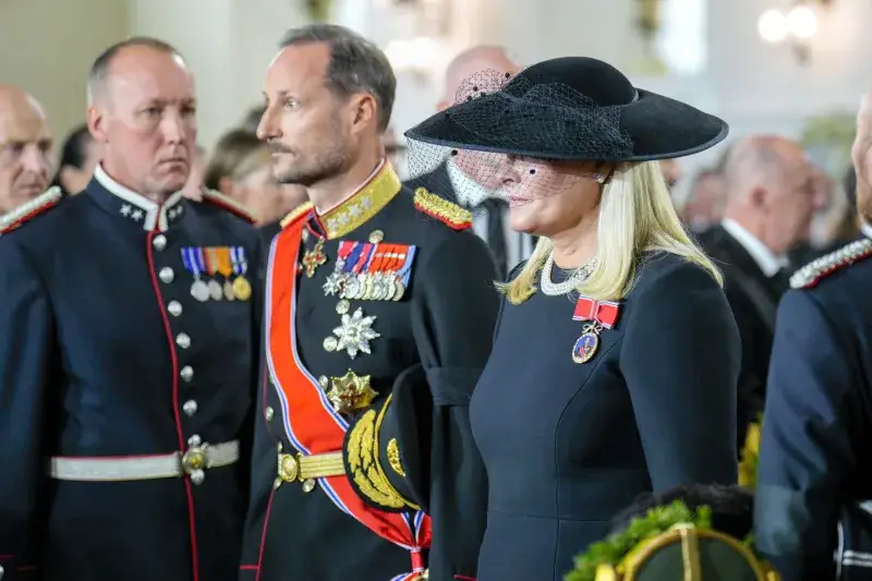 Noruega despide al rey Harald y corona a Haakon VIII
