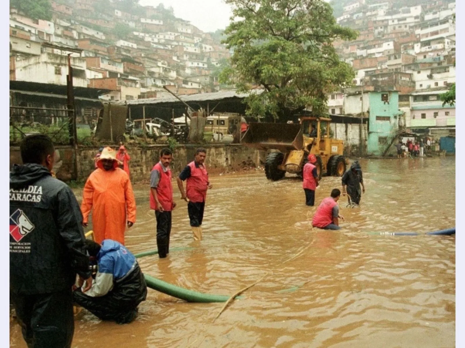 Lluvias en Caracas dejan tres muertos y colapsan los drenajes