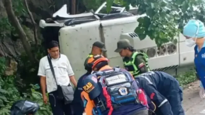 Volcamiento de encava en Trincheras deja un muerto y siete heridos