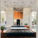 Lobby contemporáneo con muebles modernos y plantas en un edificio de Buenos Aires.