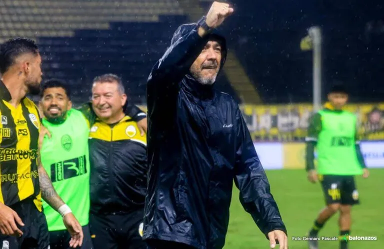 Álvaro Recoba celebra el liderato del Táchira tras vencer a Monagas