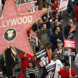 Famosos de Hollywood realizan subasta para ayudar afectados por la huelga