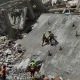 Suben a 2.595 los muertos y 12.400 los heridos por los sismos en el norte del país