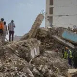 Voluntarios retiran basura en La Guaira tras los sismos