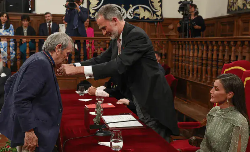 Rafael Cadenas recoge el Cervantes con un llamado a la democracia