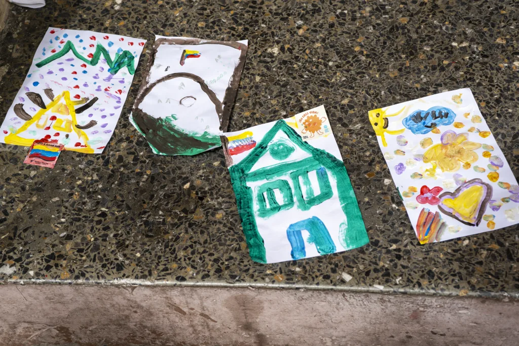 Arte y juego alivian a niños tras terremotos en Caracas