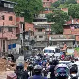 Lluvias y zanjas inconclusas agravan el caos en El Junquito