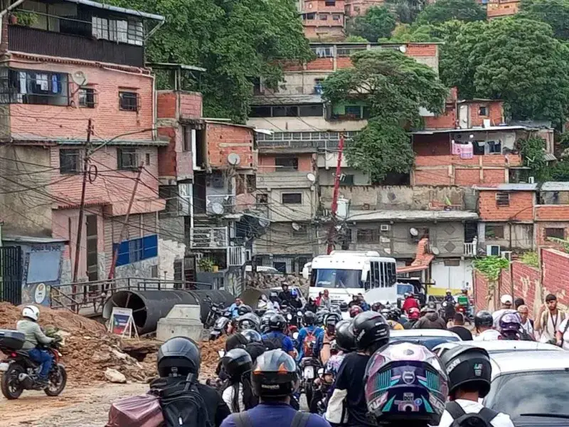 Lluvias y zanjas inconclusas agravan el caos en El Junquito