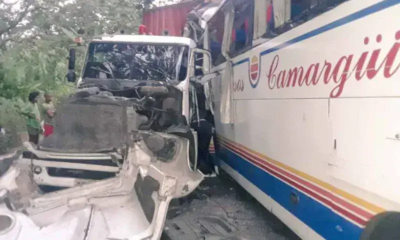 Choque entre bus y gandola deja un muerto y 8 heridos en Miranda