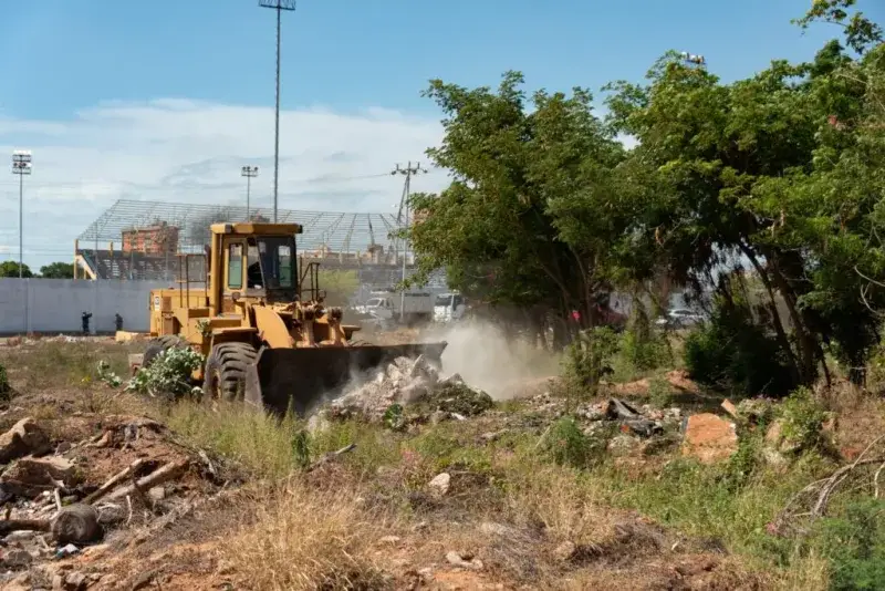 Alcaldía despeja avenida tras 15 años de escombros