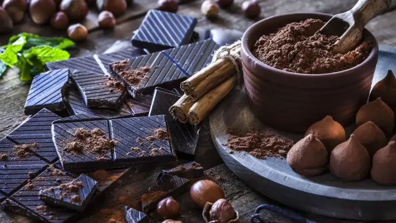 Oler chocolate negro aumenta repeticiones en entrenamiento de piernas