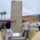 México coloca pedazos del muro de Berlín cerca de frontera con EE. UU.