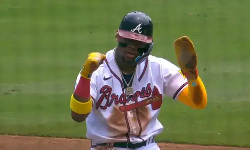 Ronald Acuña Jr. estafa la base 66 e iguala récord de Roger Cedeño