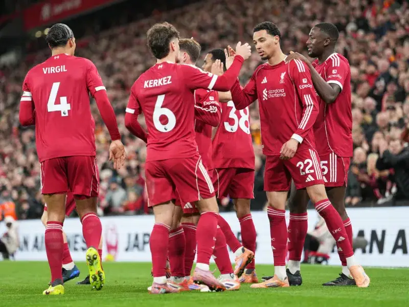 Jeff Bezos y Eduardo Saverin adquieren más del 30% del Liverpool