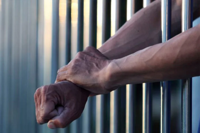 Detienen a tres en embarcación vinculada al contrabando