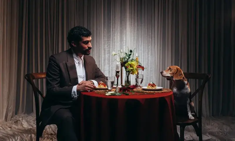 Bad Bunny posa con su perra Sansa para la revista Dogue
