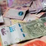Una imagen detallada que muestra varios billetes de peso argentino en colores vivos.