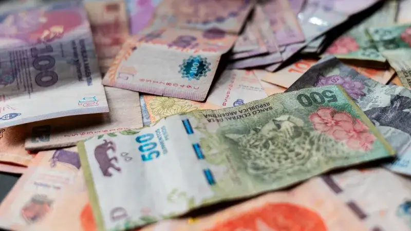 Una imagen detallada que muestra varios billetes de peso argentino en colores vivos.