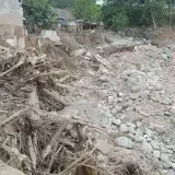 Erosion and debris visible along the dried riverbed in Mocoa, Colombia.