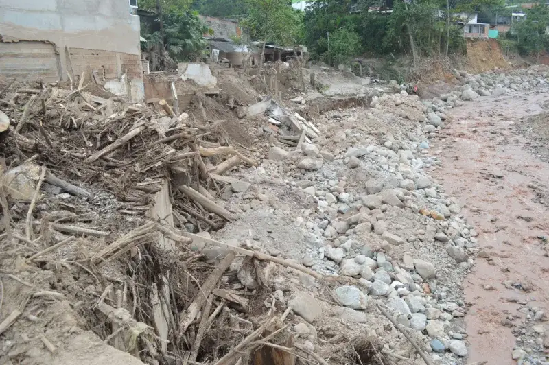 Erosion and debris visible along the dried riverbed in Mocoa, Colombia.