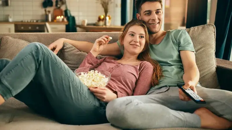 Ver televisión juntos, el secreto que un estudio asocia con matrimonios felices