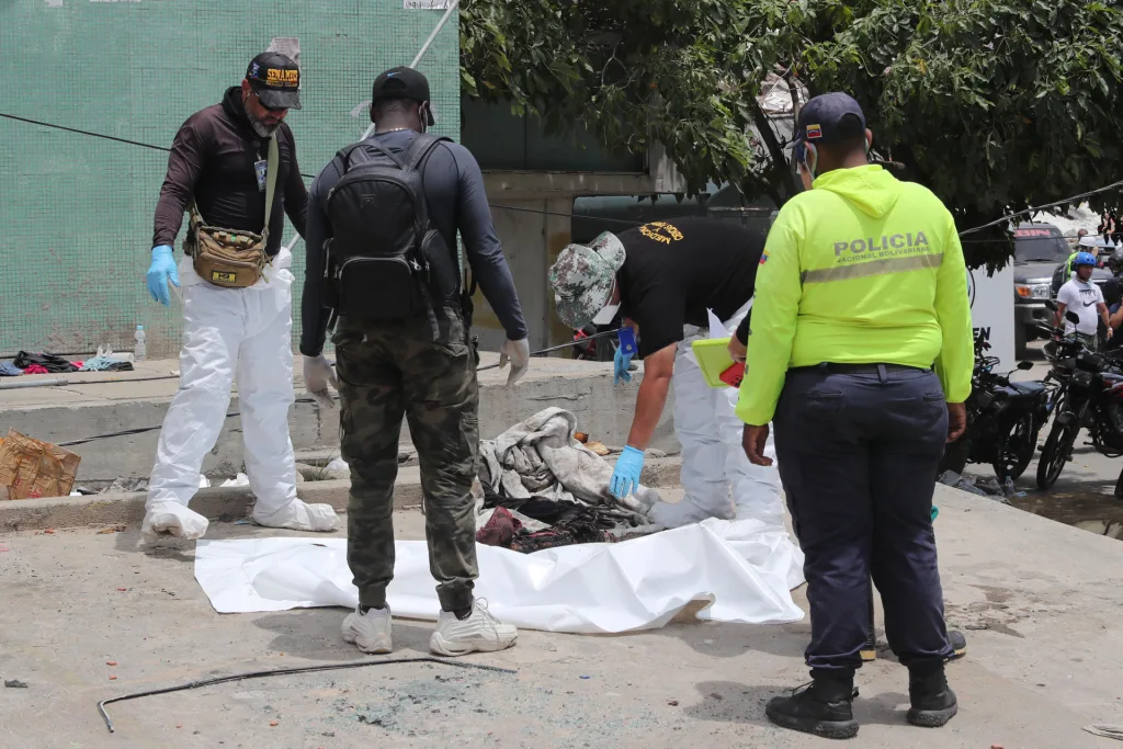 Familias recorren morgues en Caracas y La Guaira para reconocer a sus muertos tras los sismos