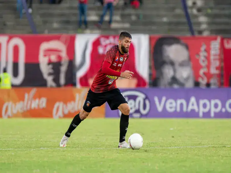 Rubert Quijada se ausenta por lesión