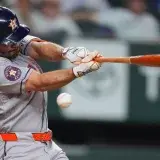 Altuve batea su 11.º cuadrangular contra los Rangers y empata récord