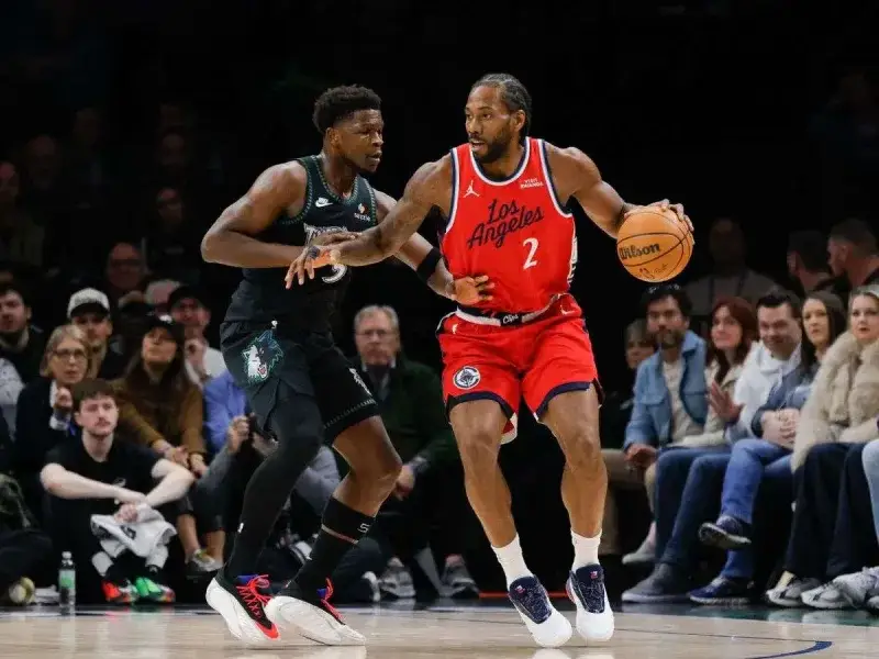 Kawhi Leonard renueva con los Raptors por tres años y 165 millones