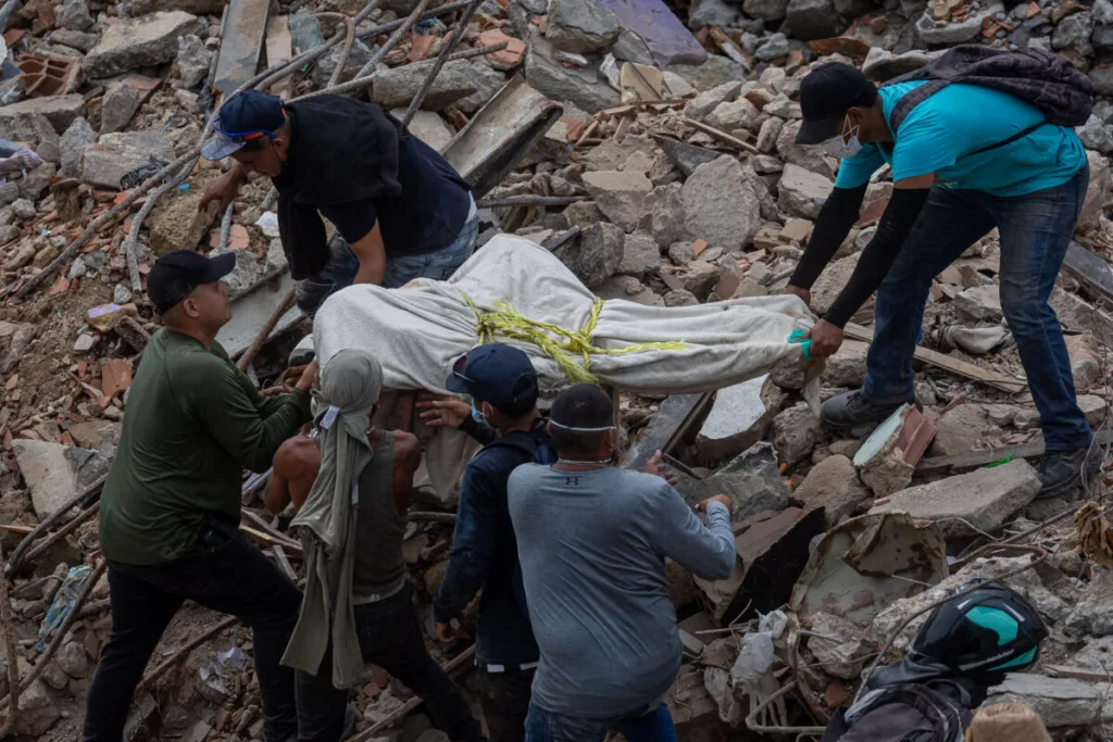 Morgue improvisada en La Guaira procesa unos 400 cuerpos diarios tras los sismos