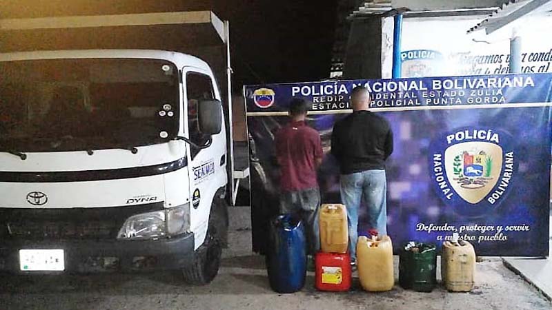 PNB detiene en flagrancia a dos sujetos por contrabando de combustible en la COL