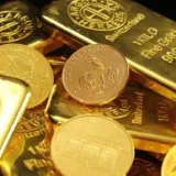 El oro cae con fuerza presionado por el dólar y las apuestas sobre la Fed