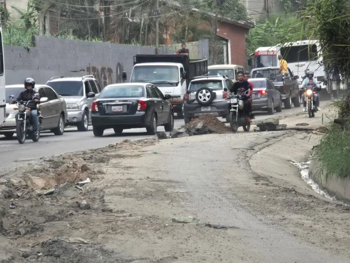 Vecinos de El Junquito reparan carretera principal con escombros