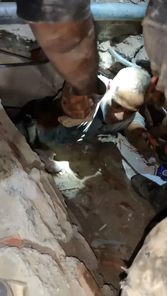 Rescatan con vida a Arnaldo y Richard tras más de 30 horas bajo escombros en La Guaira