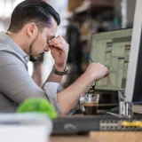 Hábitos cotidianos que parecen normales, pero pueden afectar la salud y la felicidad
