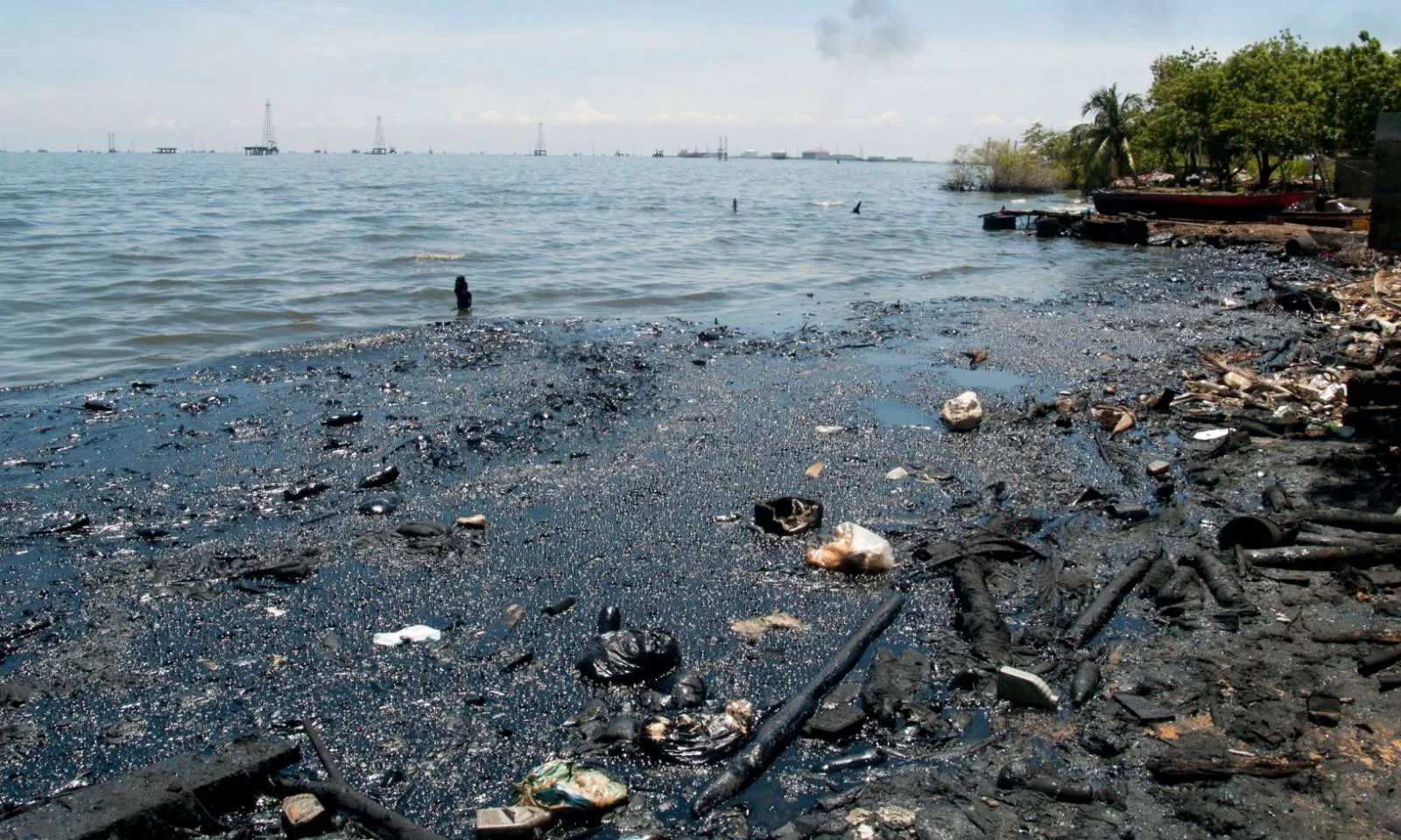 Derrame petrolero masivo golpea seis municipios del estado Zulia