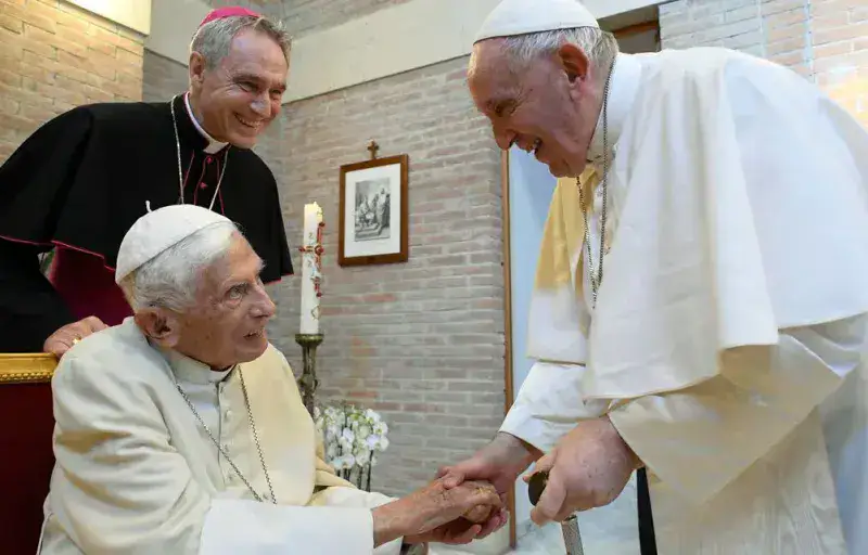 Muerte de Benedicto XVI y el futuro del pontificado de Francisco marcaron el 2023