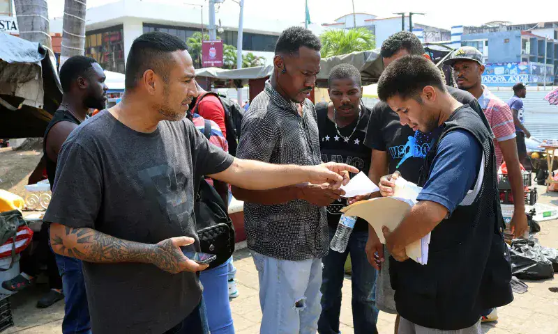 Migrantes en México piden protección para salir en "viacrucis"