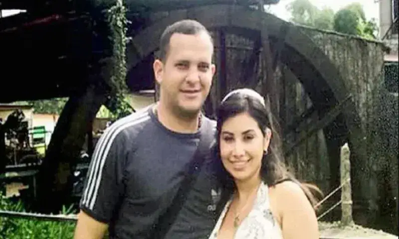 Hijo de extesorera de Chávez suplica libertad para sus padres