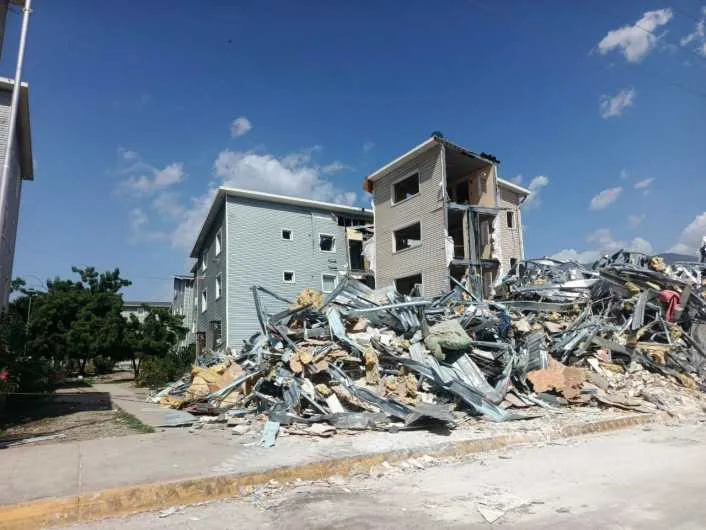 Catia La Mar: vecinos rescataron a dos vivos entre metales