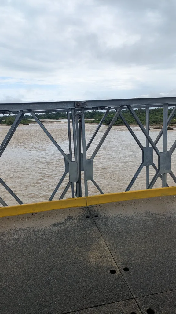 Productores arriesgan sus vidas en el río Burgua tras caer el puente