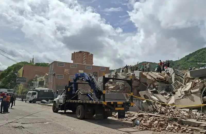 Caracas sigue en rescate tras 48 horas del doble terremoto y 920 muertos