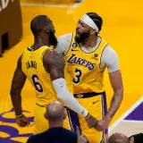 LeBron James pone a los Lakers en zona de gracia