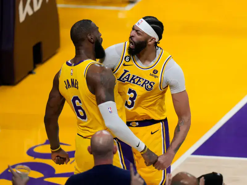 LeBron James pone a los Lakers en zona de gracia