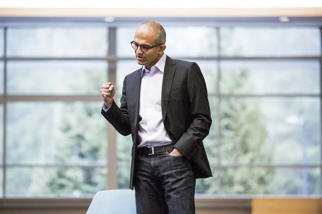 Nadella prevé nuevos oficios pese al avance de la IA