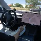 Tesla FSD bajo escrutinio mientras Waymo acelera sus robotaxis