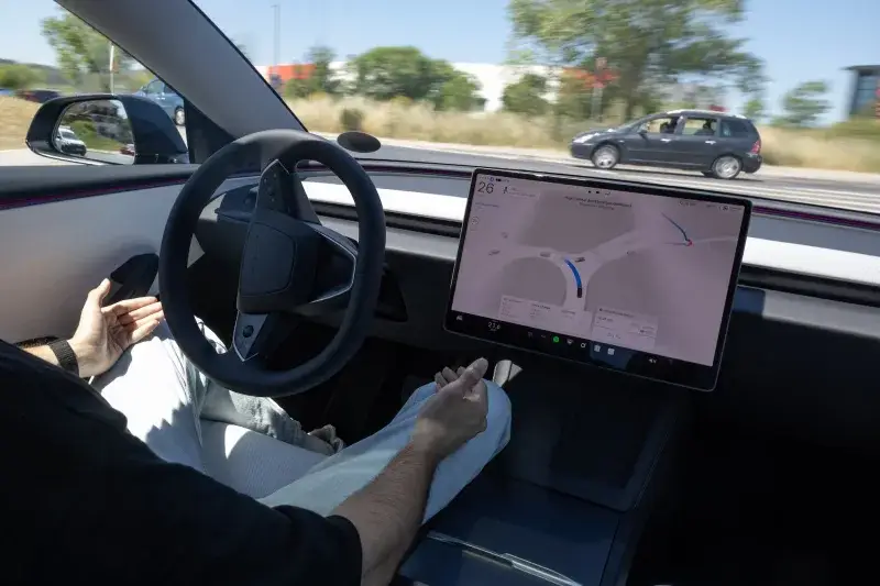 Tesla FSD bajo escrutinio mientras Waymo acelera sus robotaxis